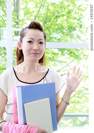 窗口的女性大學生 1483697