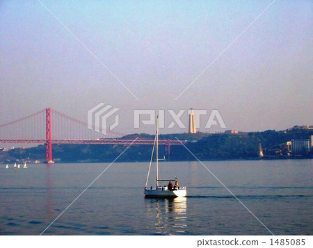 In the evening Tagus River Lisbon 1485085
