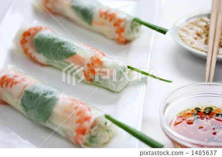 去kung，未加工的春捲，越南食物 1485637