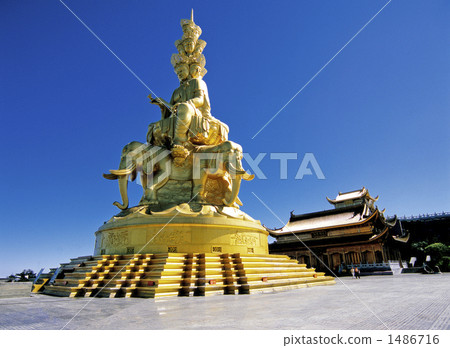 A statue of gold on the top of the mothbrows 1486716