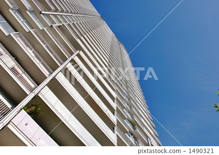 Look up at the apartment and the blue sky 1490321