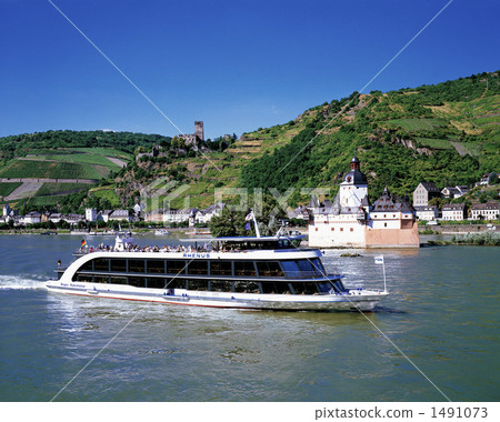 Sightseeing boat going to Palatinate castle on the Rhine river 1491073