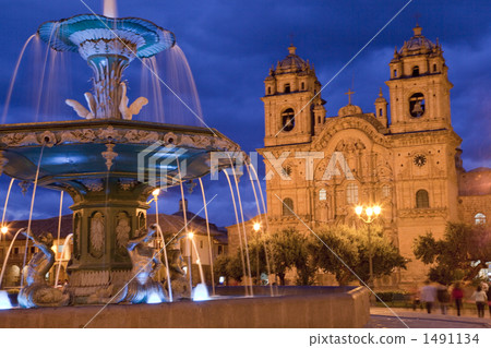 大教堂夜視圖的Plaza de Armas 1491134