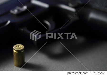 槍和彈殼 1492552