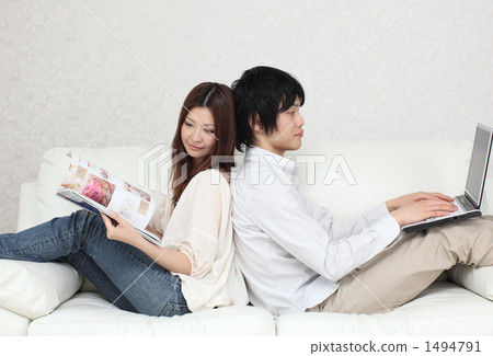 一對夫婦做不同的事情 一對夫婦做不同的事情 1494791