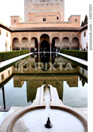 Aryanes庭院以阿爾罕布拉宮的中心而聞名。 1497005