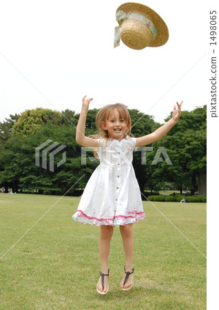 A child of a half who throws a straw hat 1498065