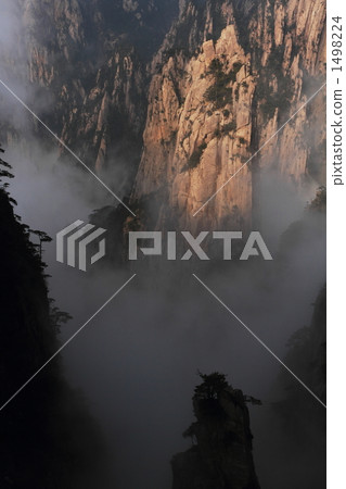 Rock peak floating in clouds (China Huangshan) 1498224