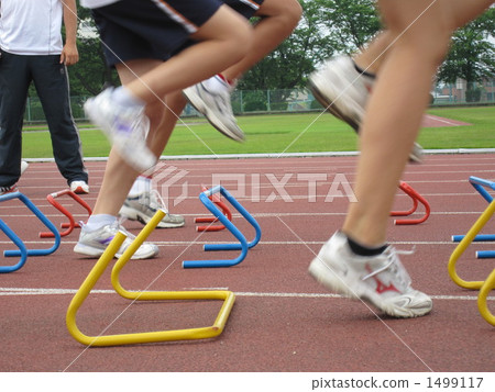 Toward an elementary school student 's track record meeting. Toward an elementary school student 's track record meeting. 1499117