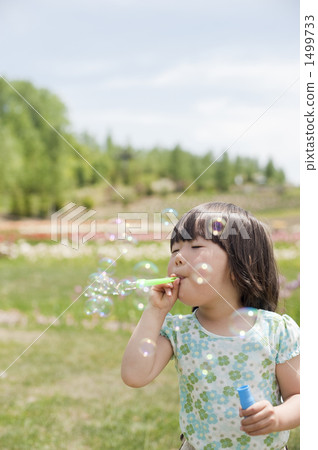 吹肥皂泡的女孩 吹肥皂泡的女孩 1499733