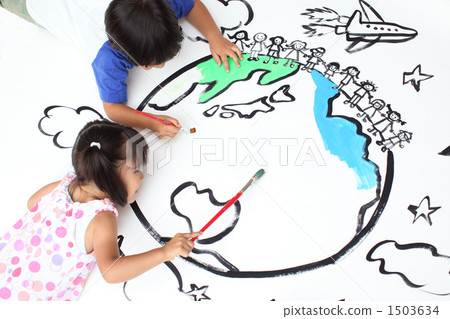 Children drawing the earth 1503634
