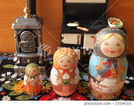Matryoshka and miniature kitchen 1504010