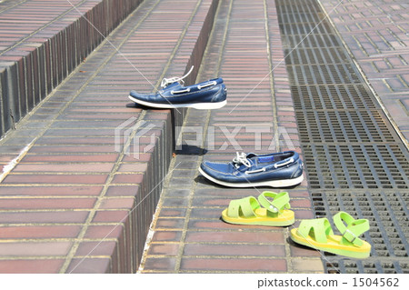 母子行走的形象 1504562