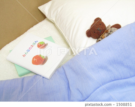 閱讀故事書[育兒，小睡和躺下的圖像]（側面） 1508851