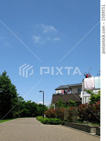 A blue sky in a residential area 1509551