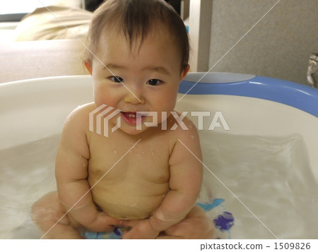 寶貝帶著微笑洗個澡 1509826