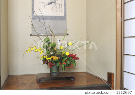 Arrangement of flowers for New Year 1512697