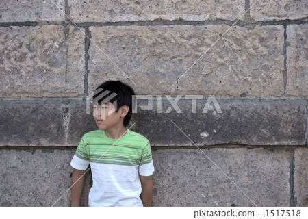 一個正在和朋友見面的男孩 一個正在和朋友見面的男孩 1517518