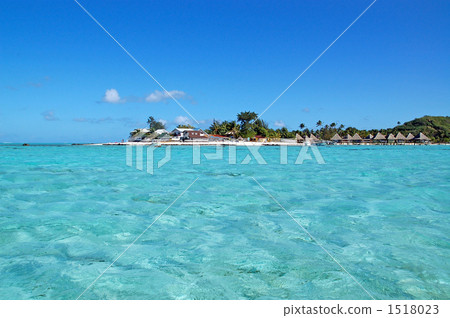 Superb view of Tahiti Sky blue sea and small islands with clean transparency 1518023
