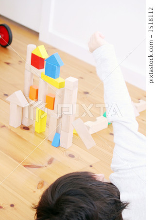 Children playing with building blocks 1518112