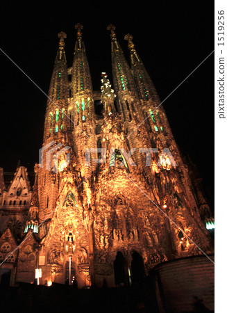 Sakurada Familia floating in the night sky Sakurada Familia floating in the night sky 1519256