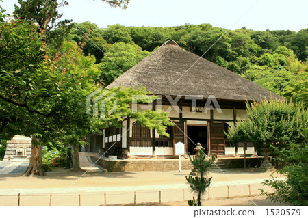 Visiting a festival site that is a zen garden that is wrapped in fresh green 1520579