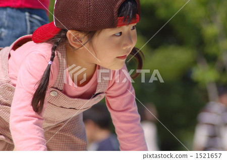 精力充沛的女孩在公園裡玩 1521657