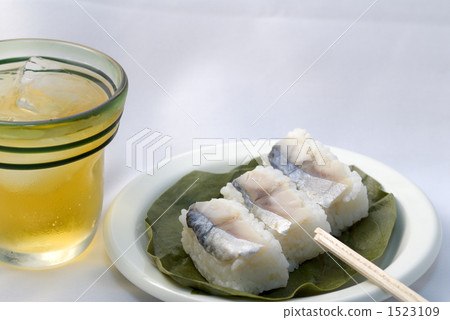 Persimmon leaf sushi 1523109