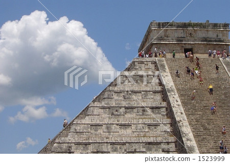 Pyramid of Chechnya Itza, Mexico 1523999