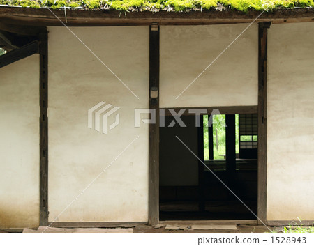 老私有房子和後門白色牆壁 老私有房子和後門白色牆壁 1528943