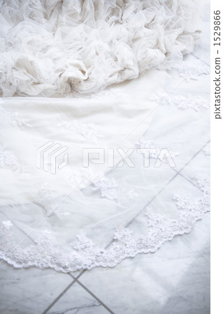 Wedding dress lace hem 1529866