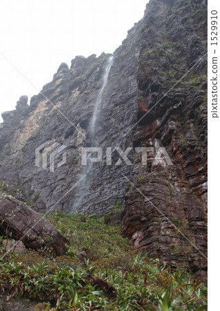 Rainwater flowing down the cliff of Roraima Rainwater flowing down the cliff of Roraima 1529910