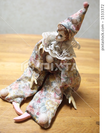 Pierrot's sense of uneasiness · lonely image 1533372