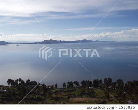 Titicaca湖看法在從Takire海島的頂端觀看的秘魯 Titicaca湖看法在從Takire海島的頂端觀看的秘魯 1535926