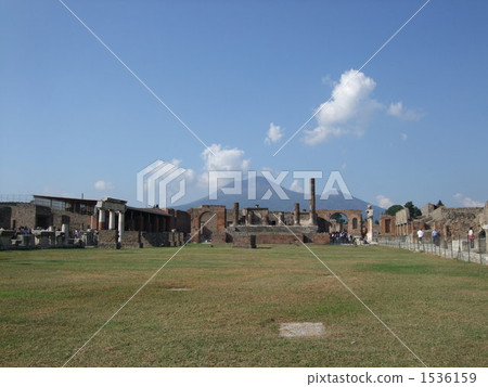 Pompeii ruins atrium 1536159