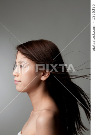 A profile of a woman who receives the wind 1536356