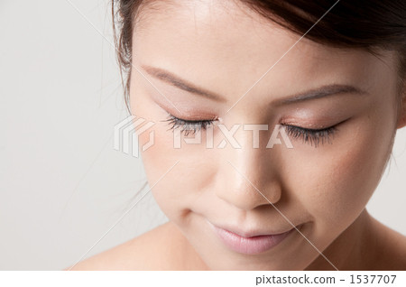 Women in their twenties 1537707