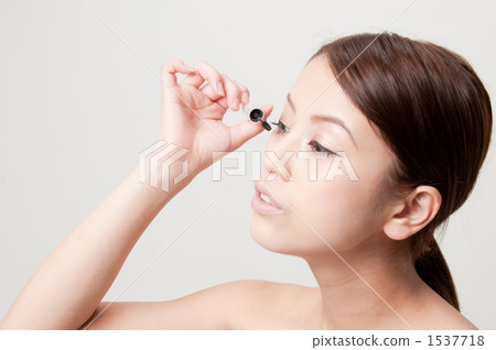 二十多歲的女人都穿著睫毛膏 二十多歲的女人都穿著睫毛膏 1537718