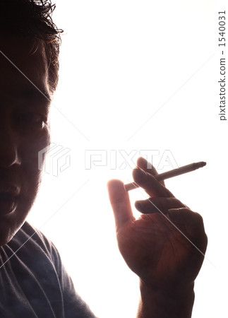 A man who smokes 1540031
