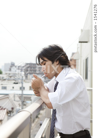 Men who smoke 1541276