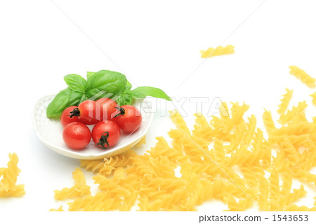 Tomatoes with basil and pasta 1543653