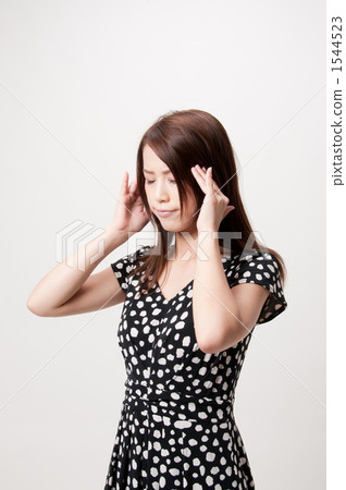 Women in their twenties who are suffering 1544523