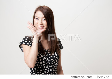 二十多歲的一個耳語的女人 1544783