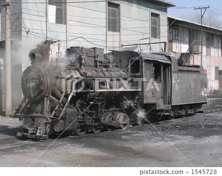 石灰石運輸卡車火車牽引的機車 1545728