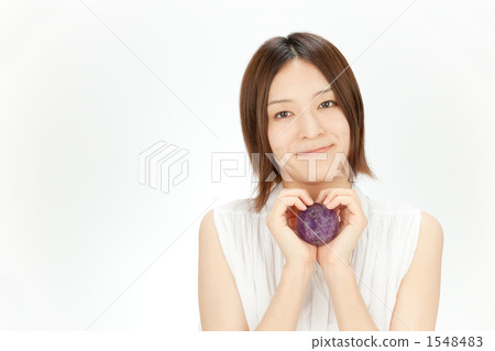 Woman with amethyst dome power stone 1548483
