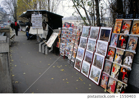 塞納河的河岸的一個攤販在冬天 1550403