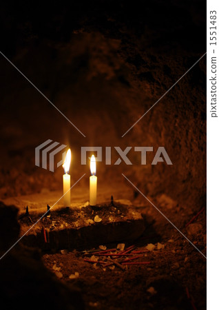 A lamp in a hole 1551483