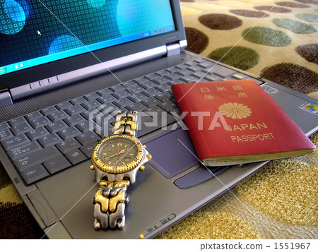 便攜式計算機和護照必需品的海外出差 便攜式計算機和護照必需品的海外出差 1551967