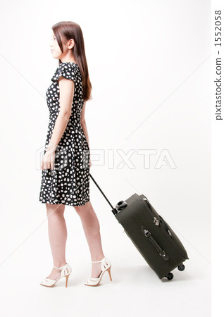 一個女人在她二十多歲帶著手提箱 1552058