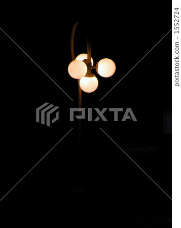 路燈在晚上 1552724